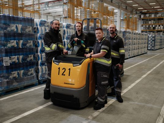 Staplerfahrer auf Gabelstapler