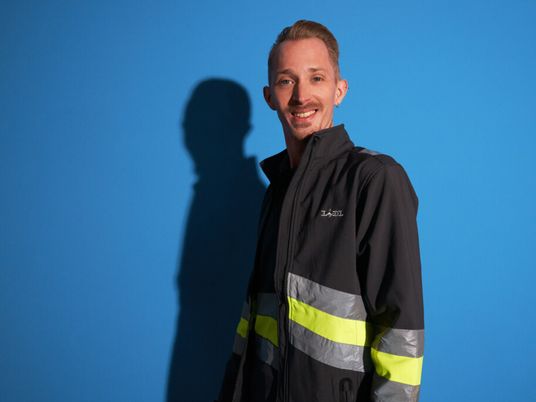 Lagermitarbeiter vor blauem Hintergrund