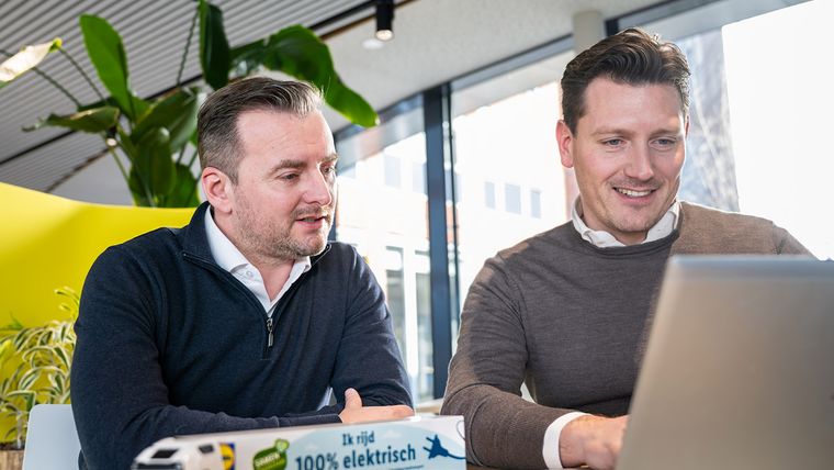 Ruud manager logistieke inkoop & innovaties achter laptop met collega