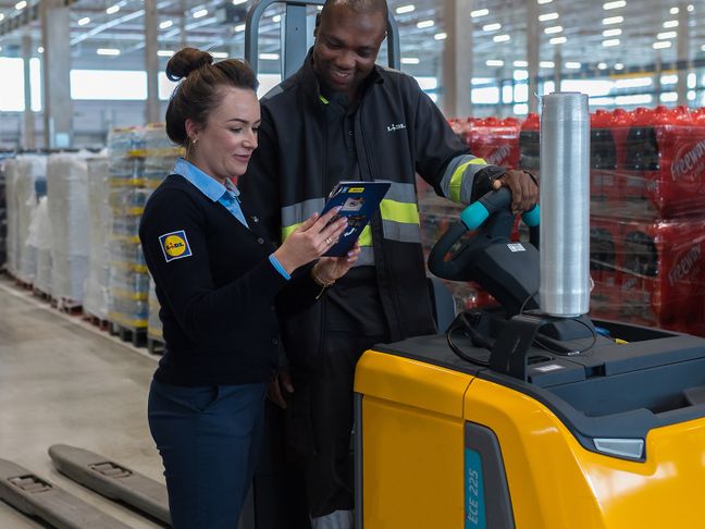 Assistent teammanager Marika in gesprek met collega orderpicker