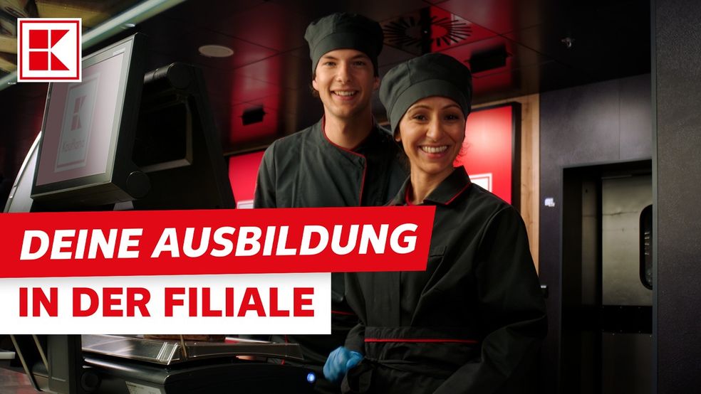 Zwei lächelnde Mitarbeiter in Berufskleidung stehen an einer Frischetheke. Der Text "DEINE AUSBILDUNG IN DER FILIALE" ist eingeblendet.