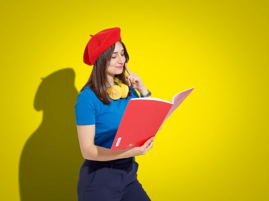 Donna con cappellino rosso e quaderno