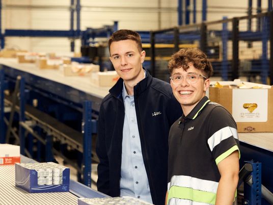 Kollegen Logistikzentrum Band