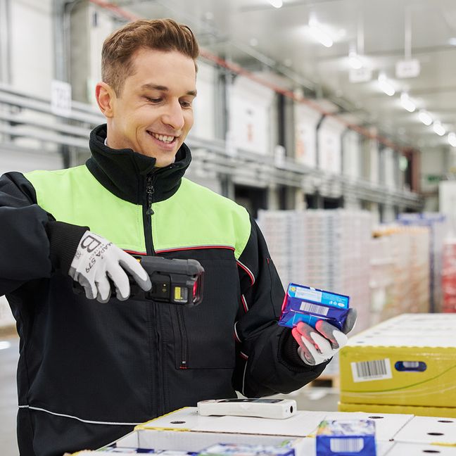 Pracownik magazynu sprawdza świeżość produktów w chłodni