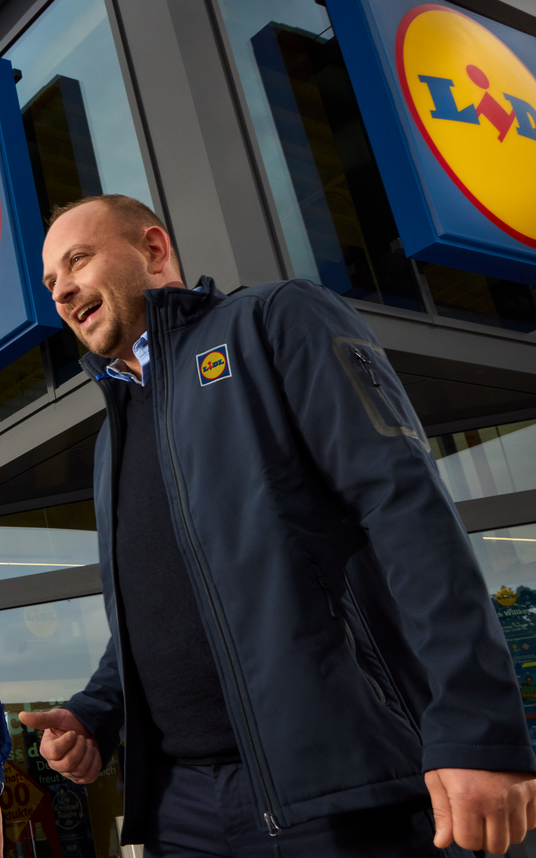 Un Responsable des Ventes devant un supermarché Lidl