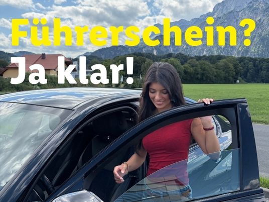 Lehrling steigt in ein Auto