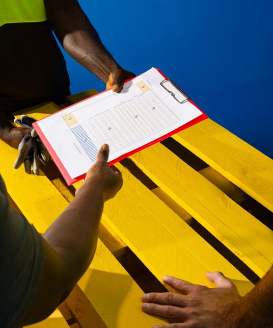Ein Mitarbeiter hält eine Checkliste in der Hand