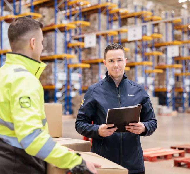 Teammanager op de werkvloer distributiecentrum Venlo