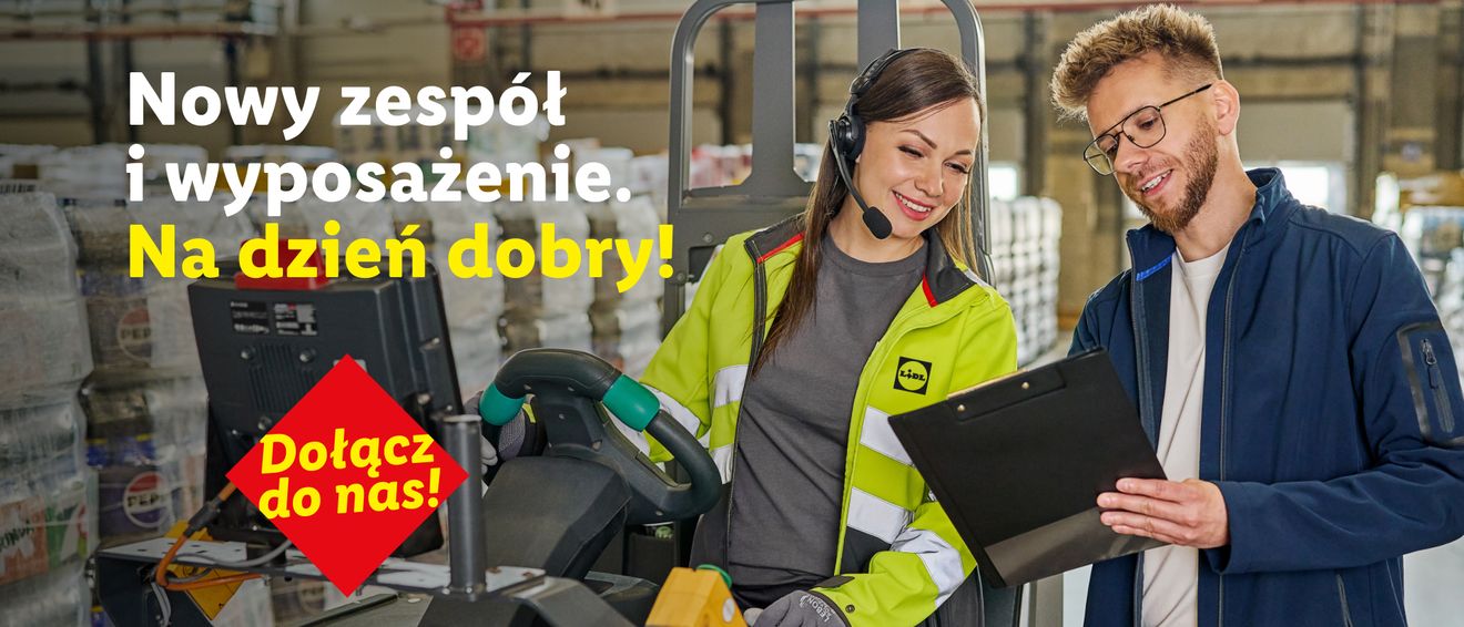 Uśmiechnięta pracownica w odblaskowej kurtce z logo Lidl na wózku magazynowym oraz pracownik z podkładką na dokumenty w hali centrum dystrybucyjnego. Na grafice widnieje napis: „Nowy zespół i wyposażenie. Na dzień dobry!” oraz czerwony romb z hasłem „Dołącz do nas!”.