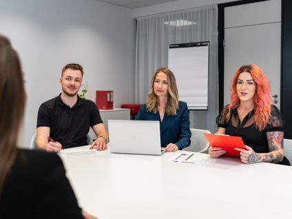 Pohovor v office s kandidátkou