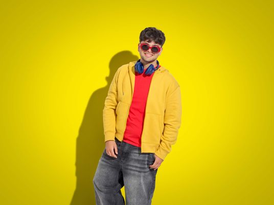 collega sorridente con occhiali da sole