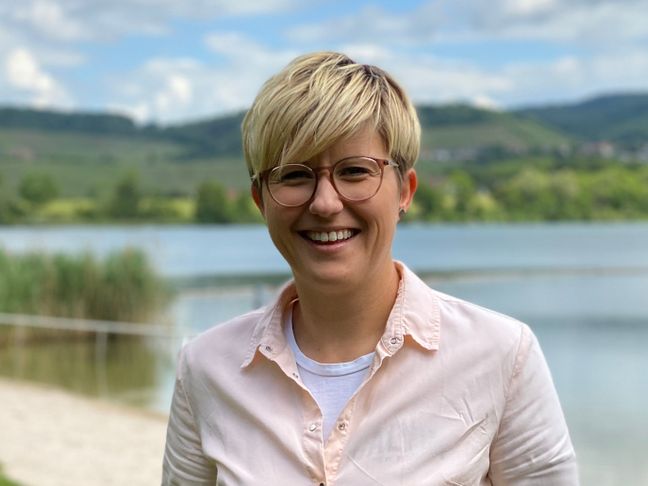 Pauline verbringt den Sommer gerne draußen.