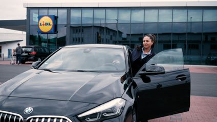 Verkaufsleiterin steigt ins Auto