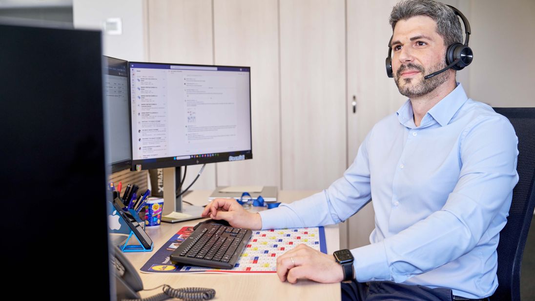 Collega team IT a PC in ufficio
