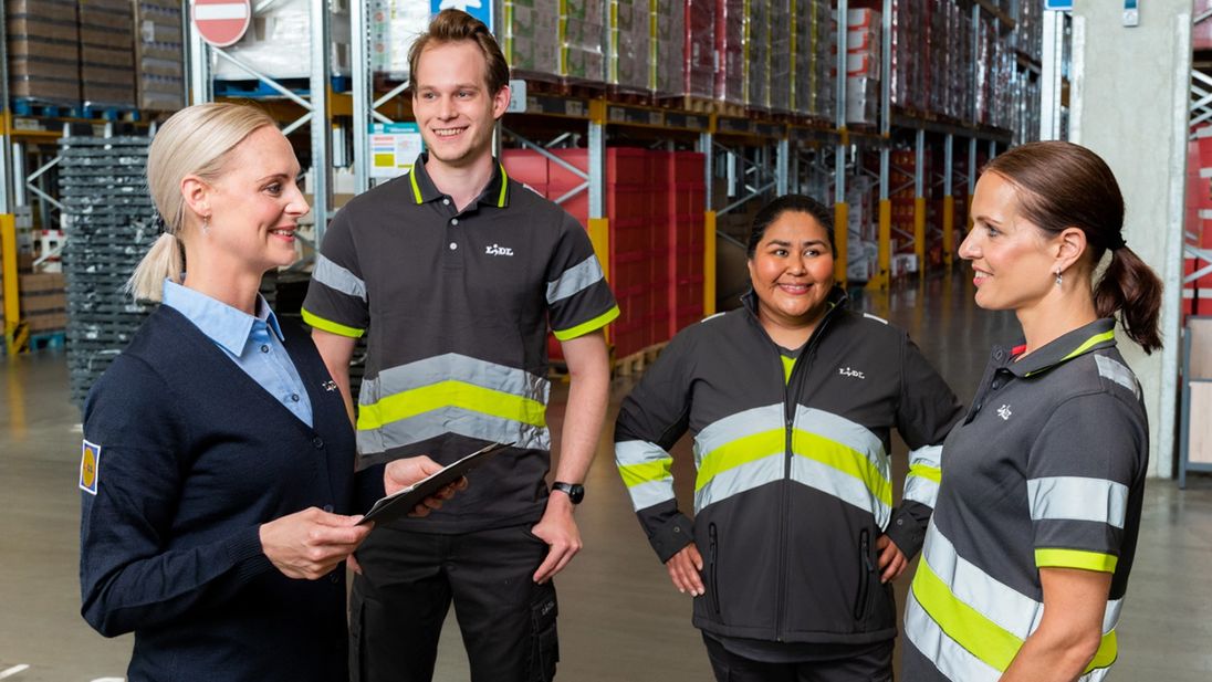Lidl teammanager operations in gesprek met orderpickers in het distributiecentrum.