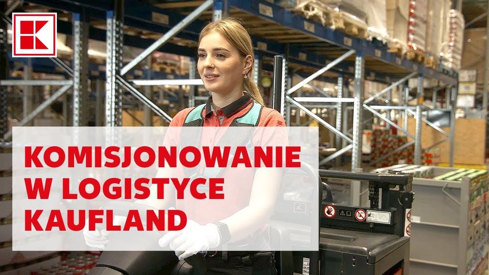 Eine Frau auf einem Gabelstapler im Kaufland-Logistikzentrum mit dem Text „KOMISJONOWANIE W LOGISTYCE KAUFLAND“.