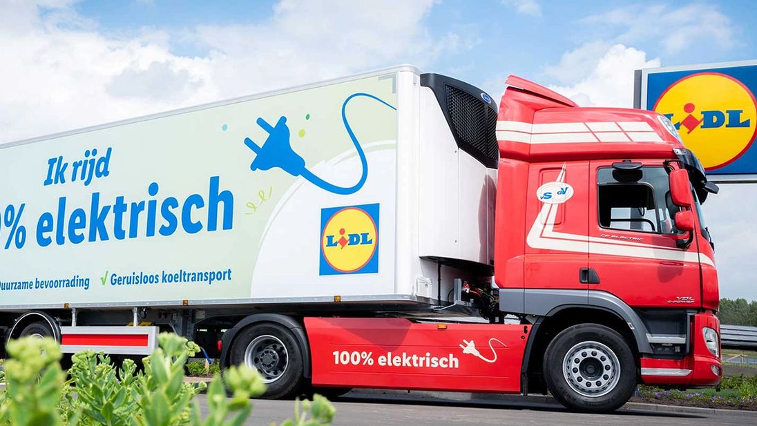 Rijdende elektrische Lidl vrachtwagen op de snelweg