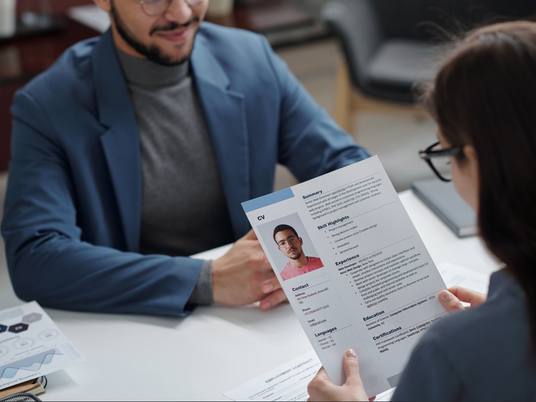 Recruiter guarda CV di candidato