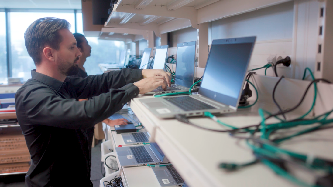 Deux membres de l'équipe informatique dans leur bureau en train de travailler avec concentration