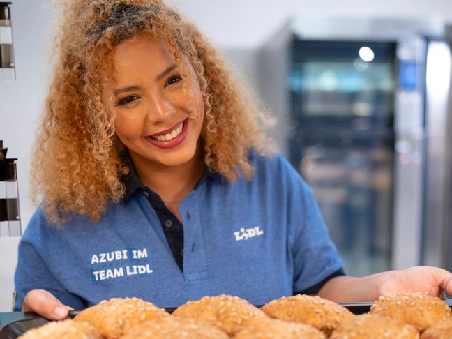 Imane macht eine Ausbildung im Verkauf