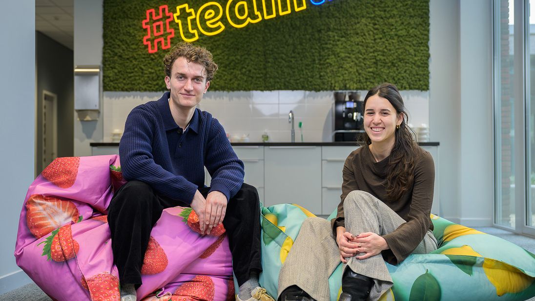 Beer en Adinda  stagiaires duurzaamheid zitten op een Lidl zitzak
