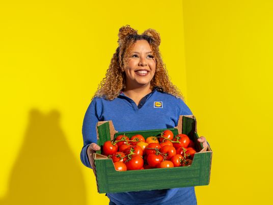 Imane mit Tomaten
