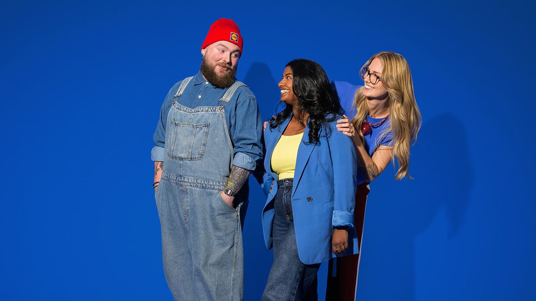 Een groep vrolijke Lidl medewerkers die samen poseren