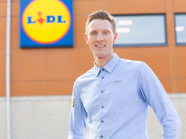 Niels plaatsevervangend supermarktmanager buiten Lidl winkel