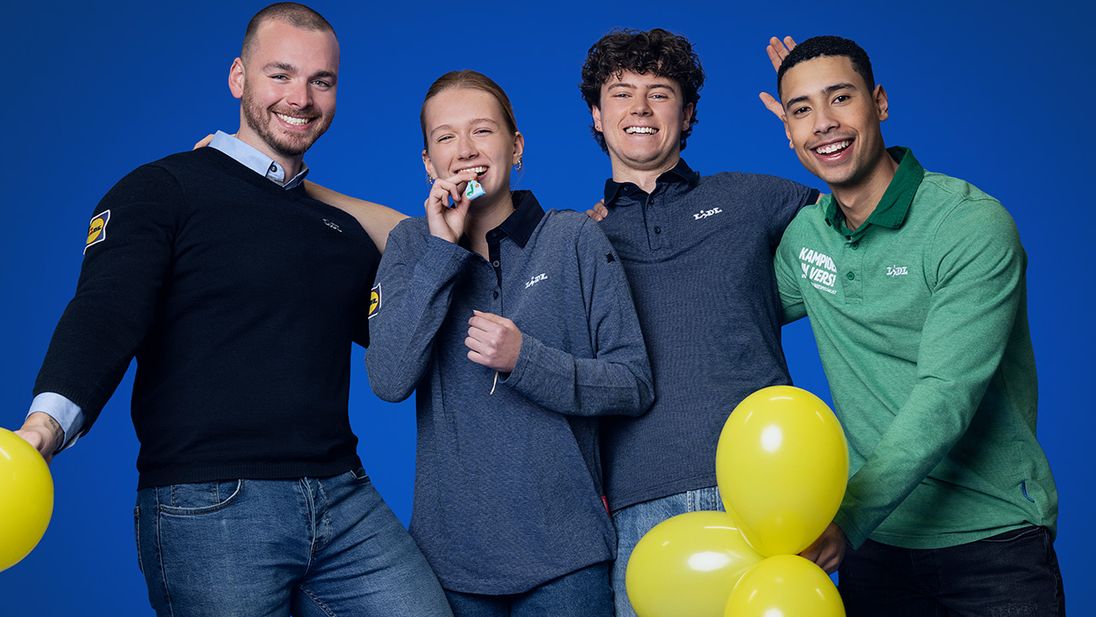 Supermarktmedewerkers van Lidl die feestelijk poseren met ballonnen