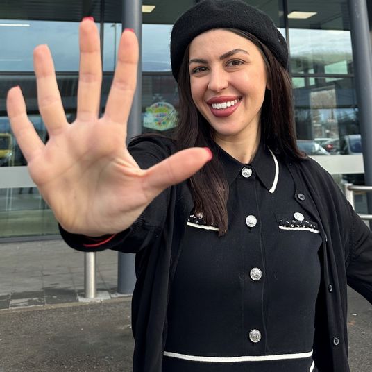 Усмихнато момиче показва 5 пръста