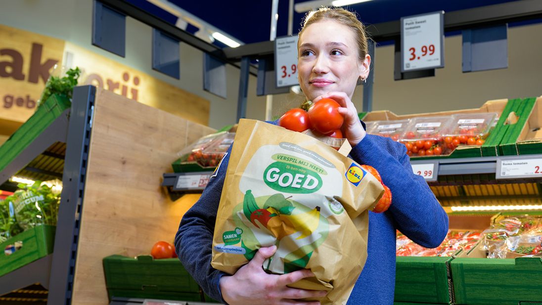 Lidl verkoopmedewerker bij de groente- en fruitafdeling