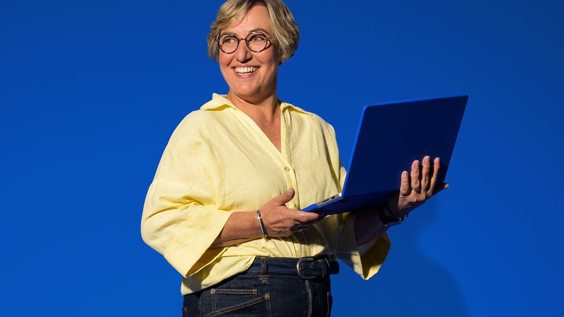 Lidl medewerker afdeling inkoop met laptop in de hand bij Lidl Campus in Huizen