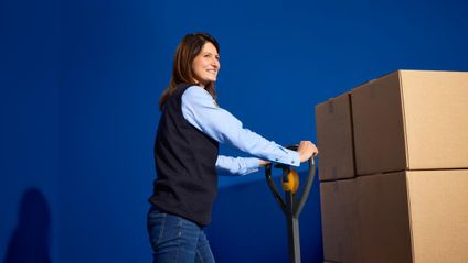 Mitarbeiterin mit Kartons