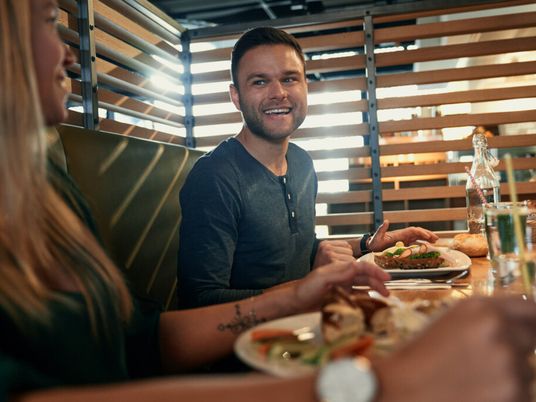 Mitarbeiter lacht beim Mittagessen