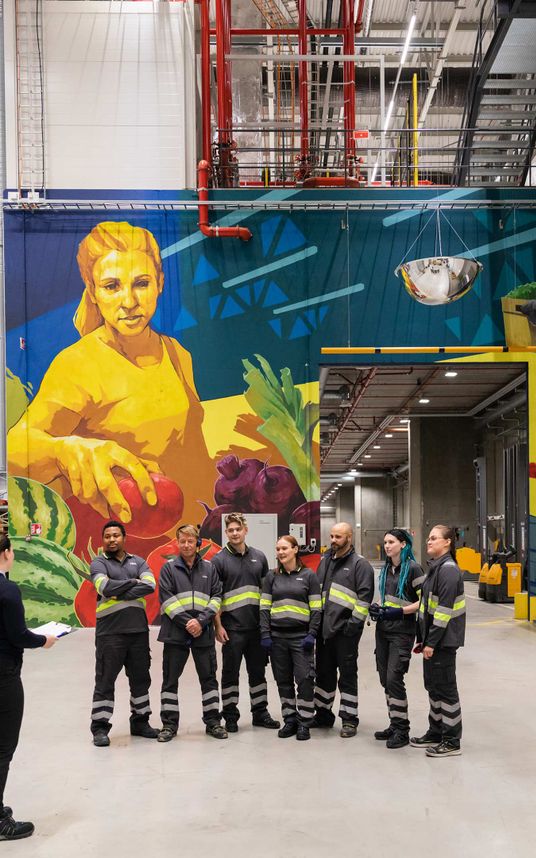Esimies jakaa päivän tehtävät varastotyöntekijöille