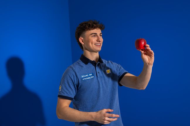 Lorenz mit Apfel