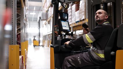Staplerfahrer beim Verladen im Warenhaus