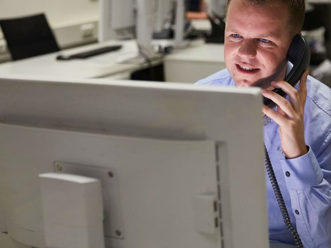 Collega achter de computer