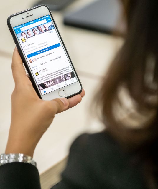 Site Web de LIDL affiché sur le portable d'une collaboratrice