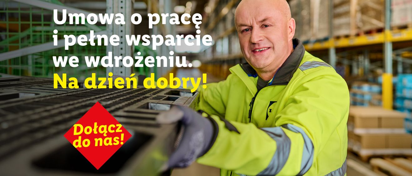 Uśmiechnięty pracownik w żółto-zielonej kurtce roboczej Lidl trzymający paletę magazynową na tle regałów. Na grafice umieszczono napis: „Umowa o pracę i pełne wsparcie we wdrożeniu. Na dzień dobry!” oraz czerwony romb z hasłem „Dołącz do nas!”.