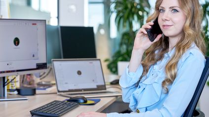 Collega al telefono in ufficio