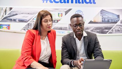 Collega e collega si confrontano