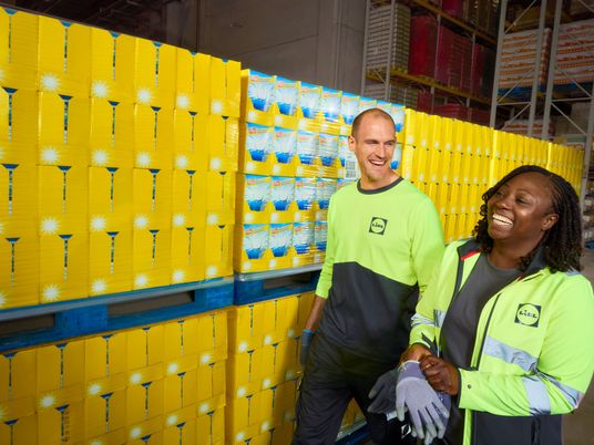 Kollegen im Logistiklager