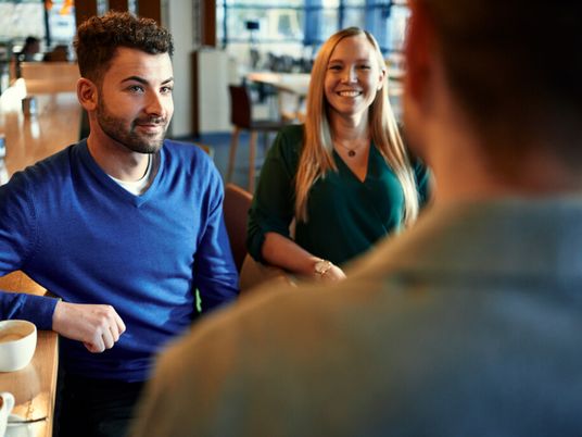 Mitarbeiter unterhalten sich im Restaurant