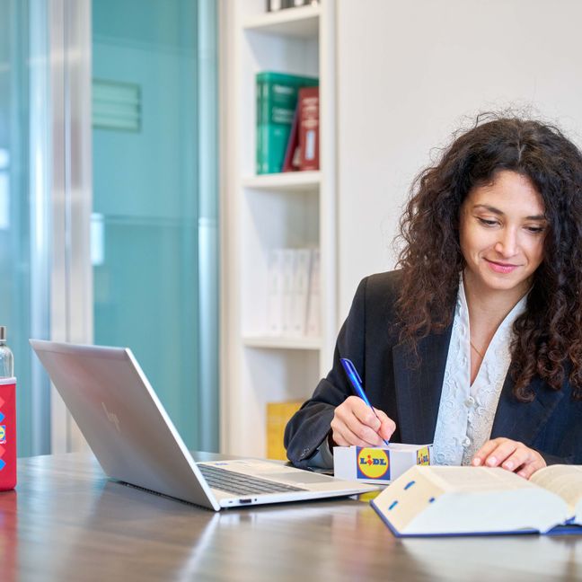 Collega donna Area Legal & Compliance