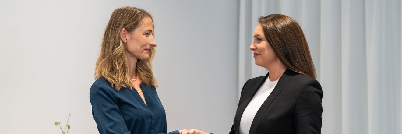Manažérka si podáva ruku s kandidátkou pri pohovore