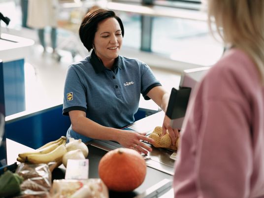 Verkäuferin an der Kasse bei Lidl