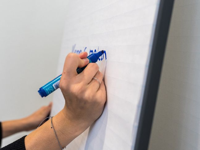 Collega aan flipchart