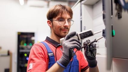 Techniker von Kaufland mit einem elektrischen Prüfgerät.