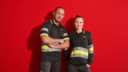 Logistik Mitarbeiter 2er Gruppe vor rotem Hintergrund